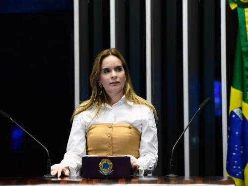 Mulher falando em p&uacute;lpito no Senado, bandeira do Brasil ao fundo.